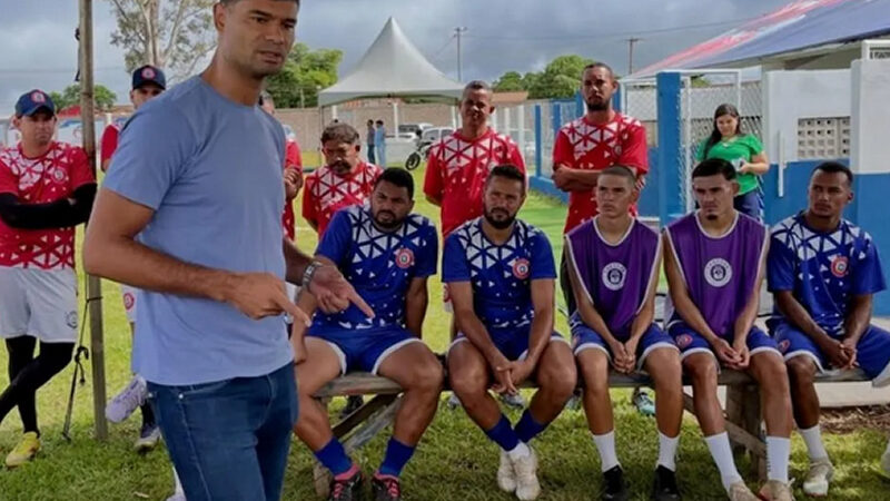Ídolo do Fluminense visita o Chapada e motiva elenco antes do jogo contra o Operário