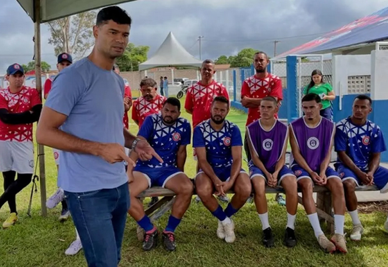 Ídolo do Fluminense visita o Chapada e motiva elenco antes do jogo contra o Operário